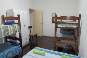 Habitación con 2 literas en una habitación en Conforto Carioca Gloria, en Río de Janeiro