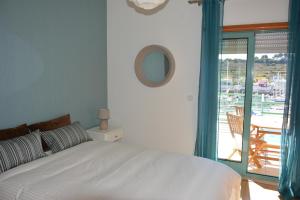 een slaapkamer met een bed en een balkon met een tafel bij Beautiful Apartment In Albufeira Marina in Albufeira