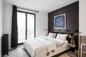 sypialnia z dużym łóżkiem z drewnianym zagłówkiem w obiekcie Górska Apartament w Warszawie
