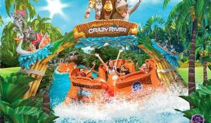 a group of people on a roller coaster in a water park at Canto da Praia in Itajubá
