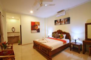 ein Schlafzimmer mit einem Bett in einem Zimmer in der Unterkunft Rena House Ubud in Ubud
