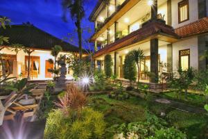 - une vue sur l'extérieur d'une maison avec un jardin la nuit dans l'établissement Rena House Ubud, à Ubud
