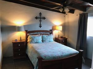 מיטה או מיטות בחדר ב-Rosarito Beach House Sleeps 14 & Steps to Sandy Beach Mins to Downtown