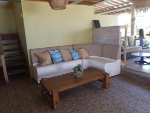 un soggiorno con un divano e un tavolino da caffè di Puri Air Beach Resort & Spa a Gili Air