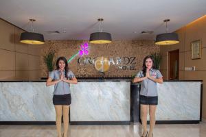 Členové personálu v ubytování Orchardz Hotel Bandara