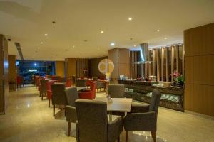 Posezení v ubytování Orchardz Hotel Bandara