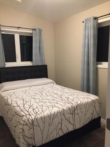 Кровать или кровати в номере Four Seasons Algonquin Cabins