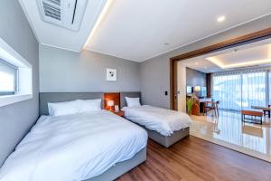 Postel nebo postele na pokoji v ubytování Arts Spa&Poolvilla + 37 fotografií