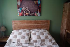 - une chambre dotée d'un lit avec une photo sur le mur dans l'établissement Le Gîte du Koniambo, à Voh