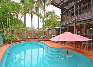 Der Swimmingpool an oder in der Nähe von Bali on The Beach Absolute frontage-Lawn access