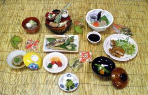un grupo de platos de comida en una mesa en Kamikochi Nishi-itoya Mountain lodge, en Matsumoto