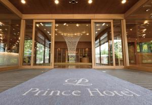 - un grand bâtiment avec une piste de danse devant dans l'établissement Karuizawa Prince Hotel East, à Karuizawa