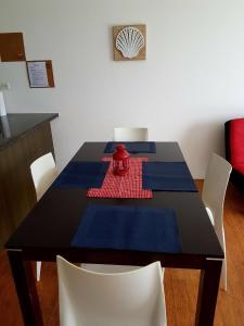 une table noire avec des chaises et une bouche de feu rouge sur celle-ci dans l'établissement Apartment Bala Beach, à María Chiquita