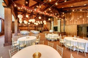 ein Bankettsaal mit weißen Tischen und Stühlen und Lichtern in der Unterkunft Heritage Hotel, Golf & Conference Center in Southbury