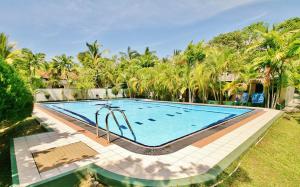 Bazén v ubytování Sagarika Beach Hotel nebo v jeho okolí