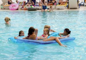 un grupo de personas en una piscina en Hotel Granit, en Ohrid
