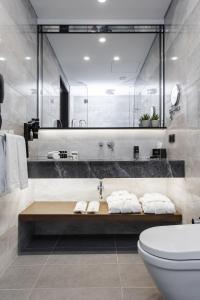 A bathroom at Dedeman Cizre Hotel