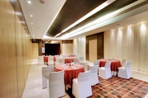 TV a/nebo společenská místnost v ubytování Hotel Royal Orchid Bangalore