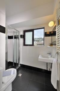 Kupatilo u objektu Dryades & Orion Hotel