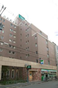 un gran edificio de ladrillo en el lateral de una calle en R&B Hotel Umeda East, en Osaka