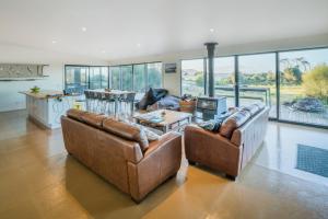 Una sala de estar con dos sofás y una mesa. en Sawyers Bay Shacks, en Emita