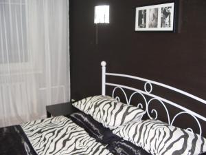 Llit o llits en una habitació de Apartment on Prospekt Masherova 26