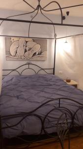 een slaapkamer met een bed met een metalen frame bij la morra in Viterbo
