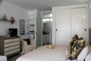 プラヤ・デ・ラス・アメリカスにあるOlympia vista mare by Holiday Worldのベッドルーム1室(ベッド1台、ドレッサー付)、