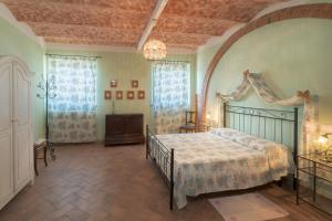 een slaapkamer met een groot bed in een kamer bij Agriturismi Farina in Castiglione del Lago