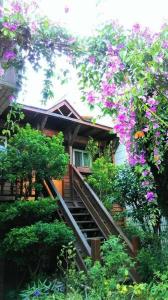 una scala che conduce a una casa con fiori viola di Sea Villa Homestay a Tongxiao