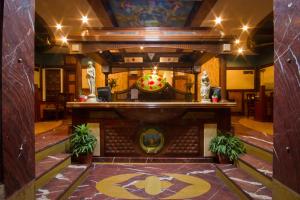 een uitzicht op een lobby met een altaar en een tafel bij Hotel Sunstar Grand in New Delhi