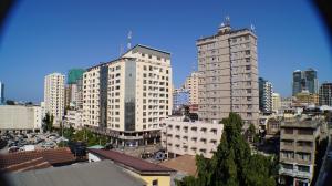 vistas a una ciudad con edificios altos en Econo Lodge en Dar es Salaam
