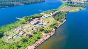 Resort da Ilha في Sales: اطلالة جوية على بيت في جزيرة في الماء