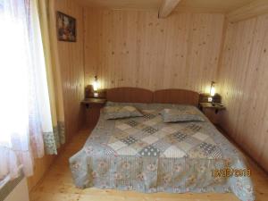 Postel nebo postele na pokoji v ubytování Kotiedzh u Mariny