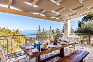 Balkón nebo terasa v ubytování Villas Muscalas by Konnect, 200m from the Beach + 37 fotografií