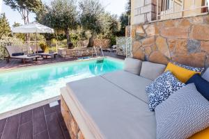 Bazén v ubytování Villas Muscalas by Konnect, 200m from the Beach nebo v jeho okolí