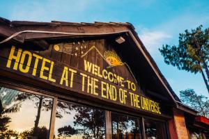 Сертифікат, нагорода, вивіска або інший документ, виставлений в Hotel At The End Of The Universe