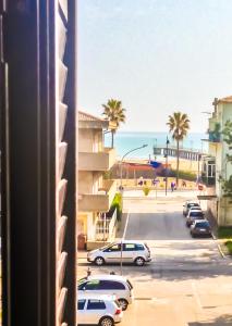 ヴァストにあるB&B Borgo la Marinaのビーチ付きの駐車場のバルコニーからの眺め