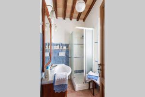 A bathroom at Antico Podere la Martinella Még 22 kép