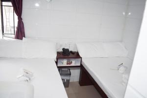 Un pat sau paturi într-o cameră la Om Guest House