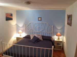 a bedroom with a bed with a blue wall at A Due Passi Dal Mare Con Piscina in Fontane Bianche +41 photos