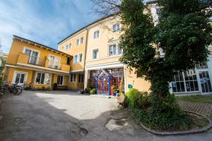 Budova, v ktorej sa hostel nachádza