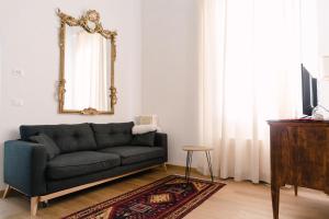 ボローニャにあるGrande, moderno appartamento in edificio storicoのリビングルーム(ソファ、鏡付)