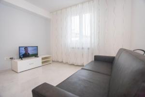 salon z kanapą i telewizorem w obiekcie Apartment Aldo II w Poreču