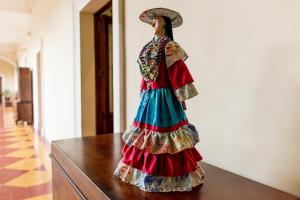 een jurk die aan de muur hangt op een tafel bij Hotel la Perla Leon in León