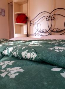 ZovencedoにあるPiccolo Mondoのベッド(緑と白のシーツ、ベッドフレーム付)
