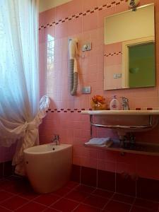 Baño de color rosa con bañera y lavamanos en Piccolo Mondo, en Zovencedo