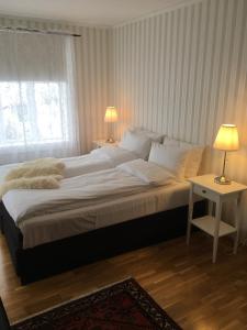 a bedroom with a large bed and a window at Sogndalstrand Kulturhotell in Sogndalsstrand