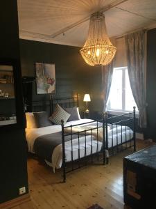 Postel nebo postele na pokoji v ubytování Sogndalstrand Kulturhotell
