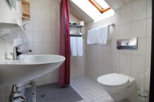 Ένα μπάνιο στο Gisela Bed and Stay Self Check in Brakel +20 φωτογραφίες